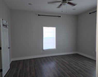 901 S Hall Street - Photo Thumbnail 6