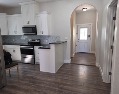 901 S Hall Street - Photo Thumbnail 12
