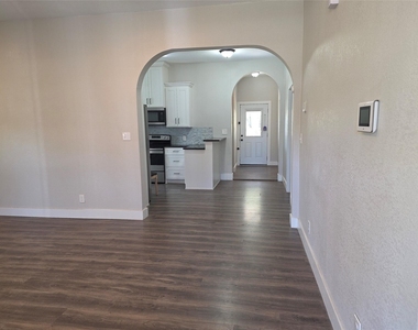 901 S Hall Street - Photo Thumbnail 4