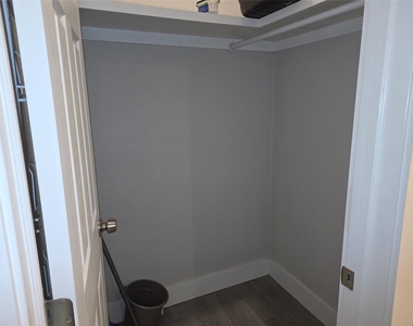 901 S Hall Street - Photo Thumbnail 8