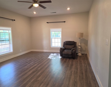 901 S Hall Street - Photo Thumbnail 2