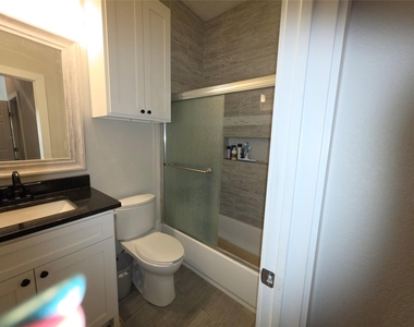 901 S Hall Street - Photo Thumbnail 5