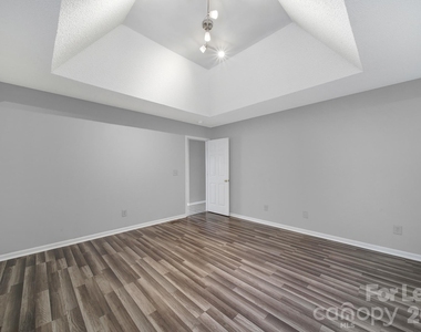 303 Bennington Drive - Photo Thumbnail 11