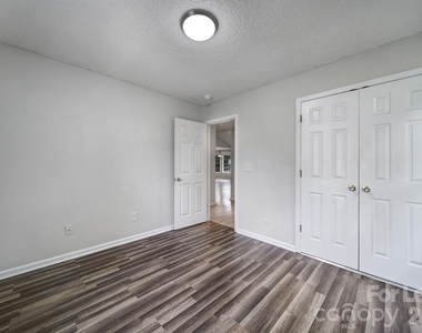 303 Bennington Drive - Photo Thumbnail 17