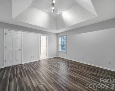 303 Bennington Drive - Photo Thumbnail 10