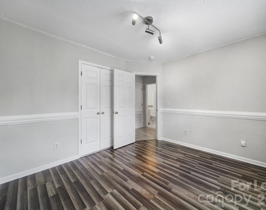 303 Bennington Drive - Photo Thumbnail 19