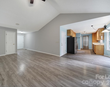 303 Bennington Drive - Photo Thumbnail 4