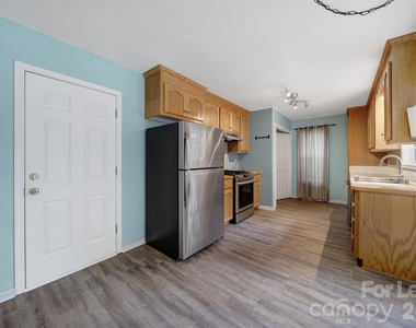 303 Bennington Drive - Photo Thumbnail 6