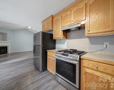 303 Bennington Drive - Photo Thumbnail 9