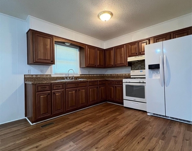 305 Briarwood Circle - Photo Thumbnail 4