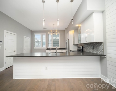 2006 Hawkins Street - Photo Thumbnail 5