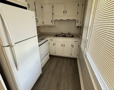 435 Arlington Circle - Photo Thumbnail 2