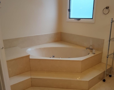 111 Bluffview Lane - Photo Thumbnail 9