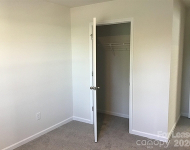 1343 37th Avenue Lane Ne - Photo Thumbnail 5