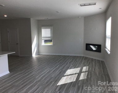 1343 37th Avenue Lane Ne - Photo Thumbnail 3