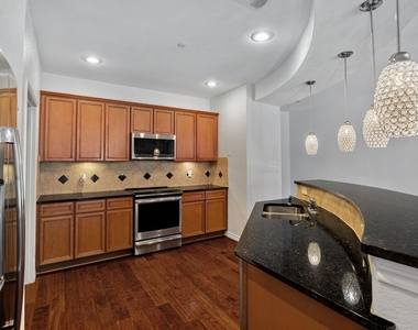 950 Henderson Street - Photo Thumbnail 6