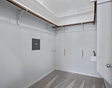950 Henderson Street - Photo Thumbnail 12