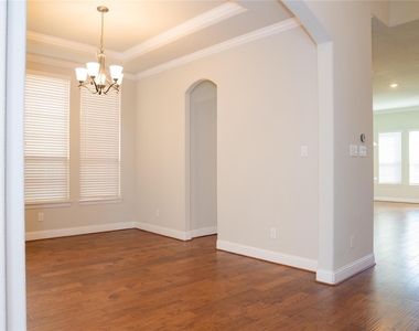 504 Pineview Drive - Photo Thumbnail 6
