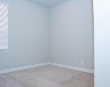 504 Pineview Drive - Photo Thumbnail 11