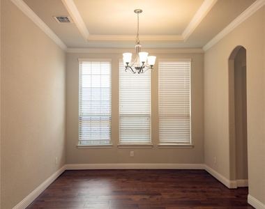 504 Pineview Drive - Photo Thumbnail 15