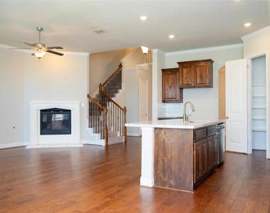 504 Pineview Drive - Photo Thumbnail 3