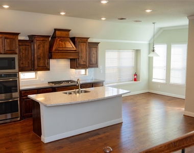 504 Pineview Drive - Photo Thumbnail 4