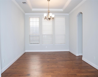 504 Pineview Drive - Photo Thumbnail 5