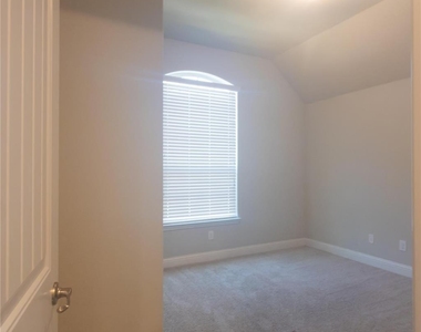 504 Pineview Drive - Photo Thumbnail 16
