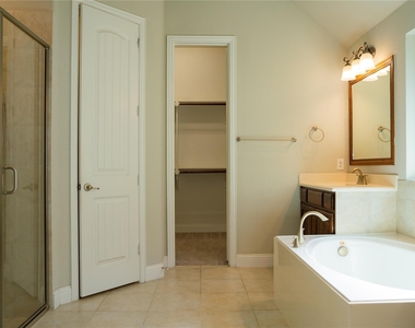 504 Pineview Drive - Photo Thumbnail 8