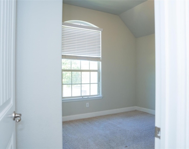 504 Pineview Drive - Photo Thumbnail 10