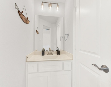 1110 Columbus Lane - Photo Thumbnail 11