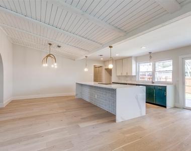 416 Bedford Drive - Photo Thumbnail 6