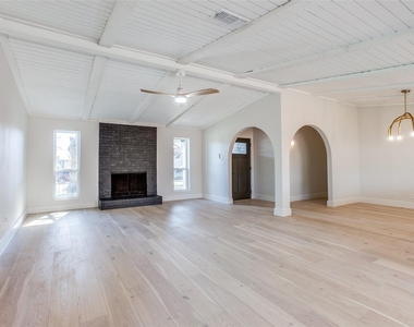 416 Bedford Drive - Photo Thumbnail 2