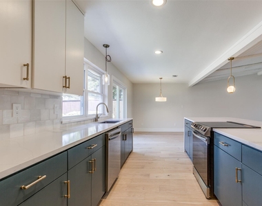 416 Bedford Drive - Photo Thumbnail 9