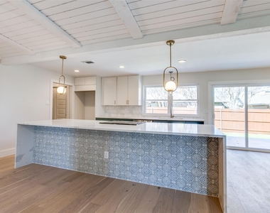 416 Bedford Drive - Photo Thumbnail 7