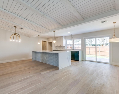 416 Bedford Drive - Photo Thumbnail 5