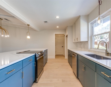 416 Bedford Drive - Photo Thumbnail 11