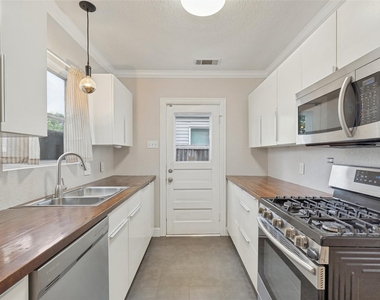 8714 Forest Hills Boulevard - Photo Thumbnail 3