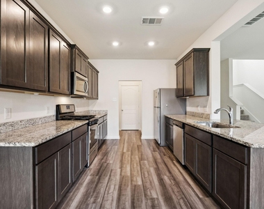 817 Mallorie Lane - Photo Thumbnail 6