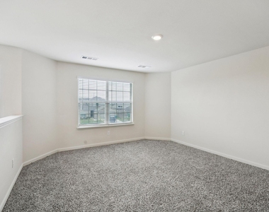 817 Mallorie Lane - Photo Thumbnail 3