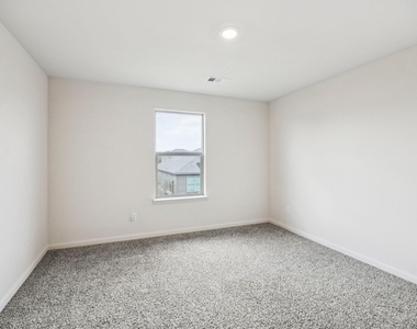 817 Mallorie Lane - Photo Thumbnail 8