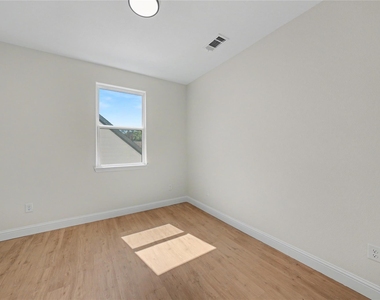 817 Stamps Avenue - Photo Thumbnail 11