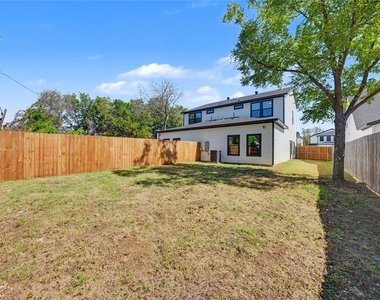 817 Stamps Avenue - Photo Thumbnail 15