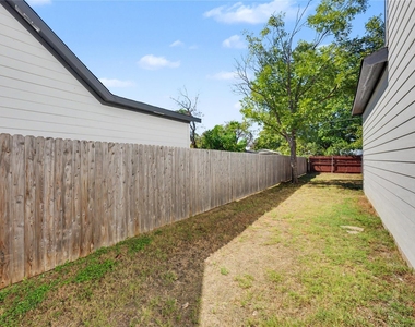 817 Stamps Avenue - Photo Thumbnail 14
