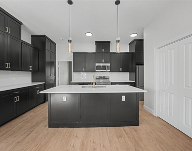 817 Stamps Avenue - Photo Thumbnail 4