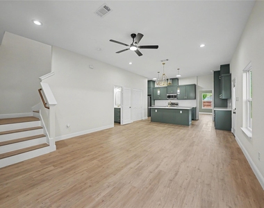 819 Stamp Avenue - Photo Thumbnail 2