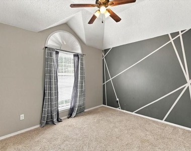 3709 Staghorn Circle N - Photo Thumbnail 4