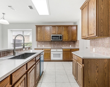 7419 Ravenhill Drive - Photo Thumbnail 11