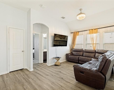 818 Black Hawk Drive - Photo Thumbnail 14