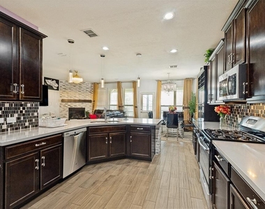 818 Black Hawk Drive - Photo Thumbnail 18